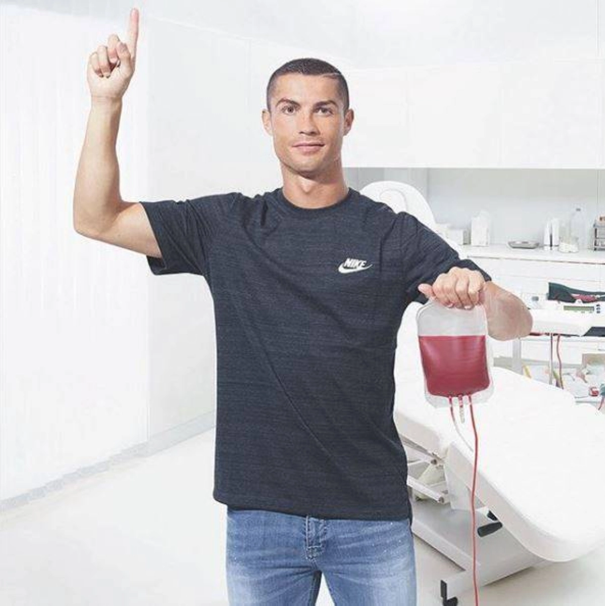 

كريستيانو يتبرع بالدم