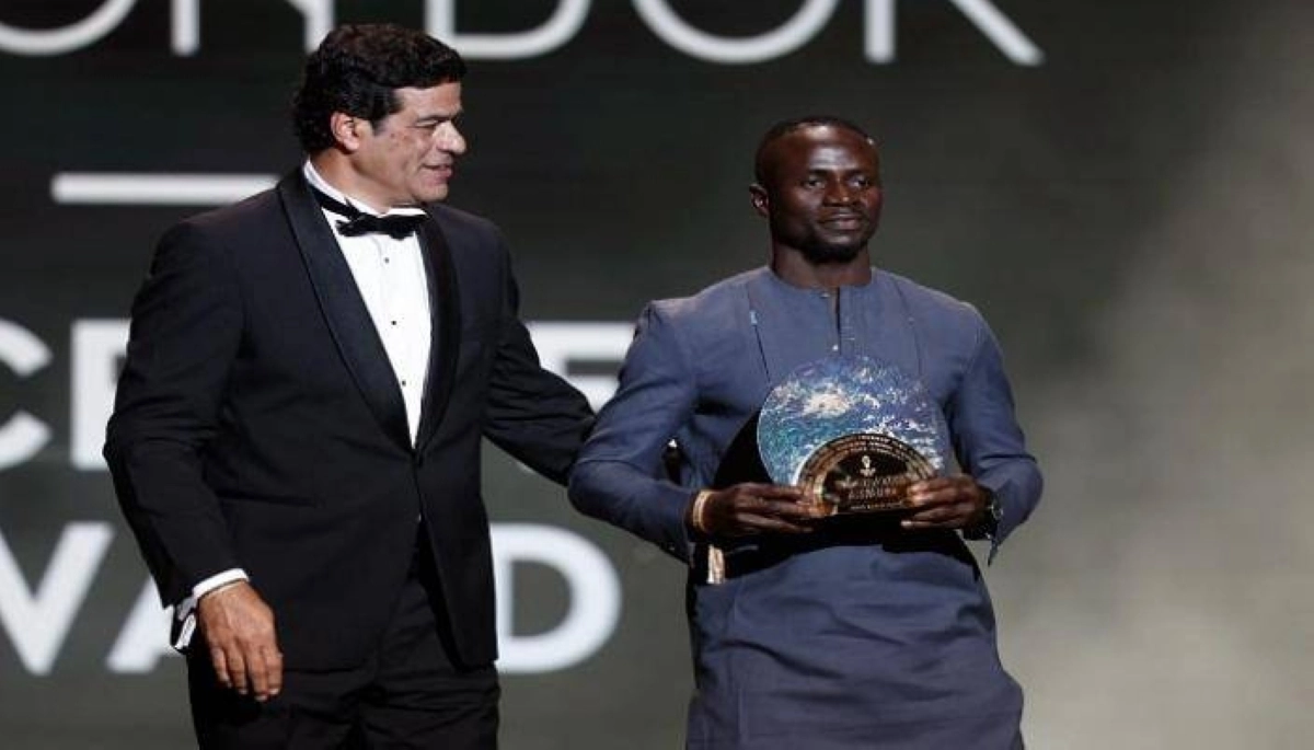 ساديو ماني يحصل على جائزة سقراط للأعمال الخيرية