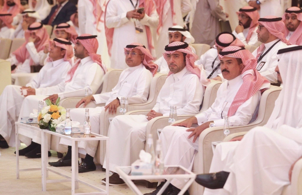 الحقيل خلال حضوره افتتاح المعرض