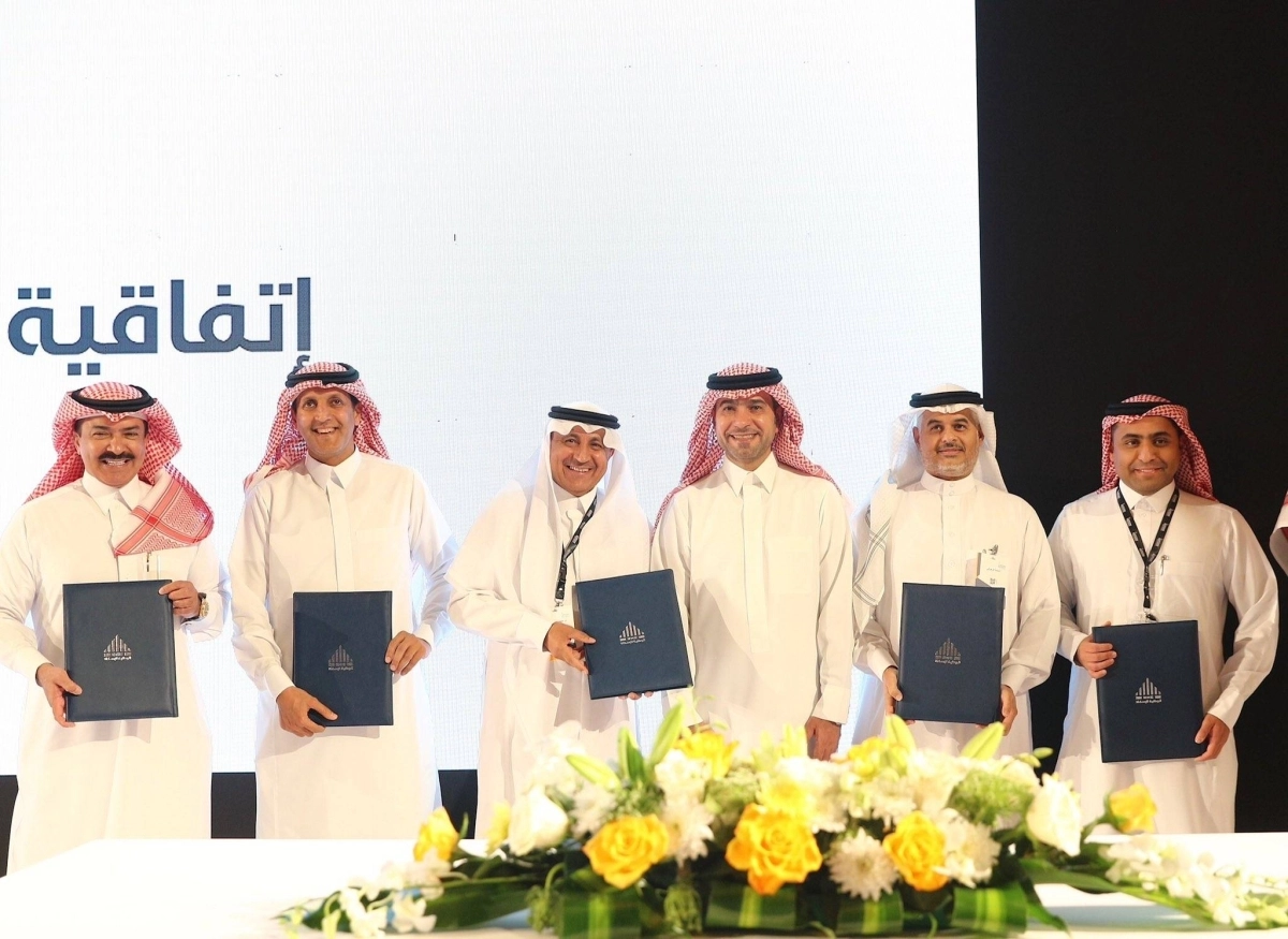 

 الحقيل بعد توقيع الاتفاقيات