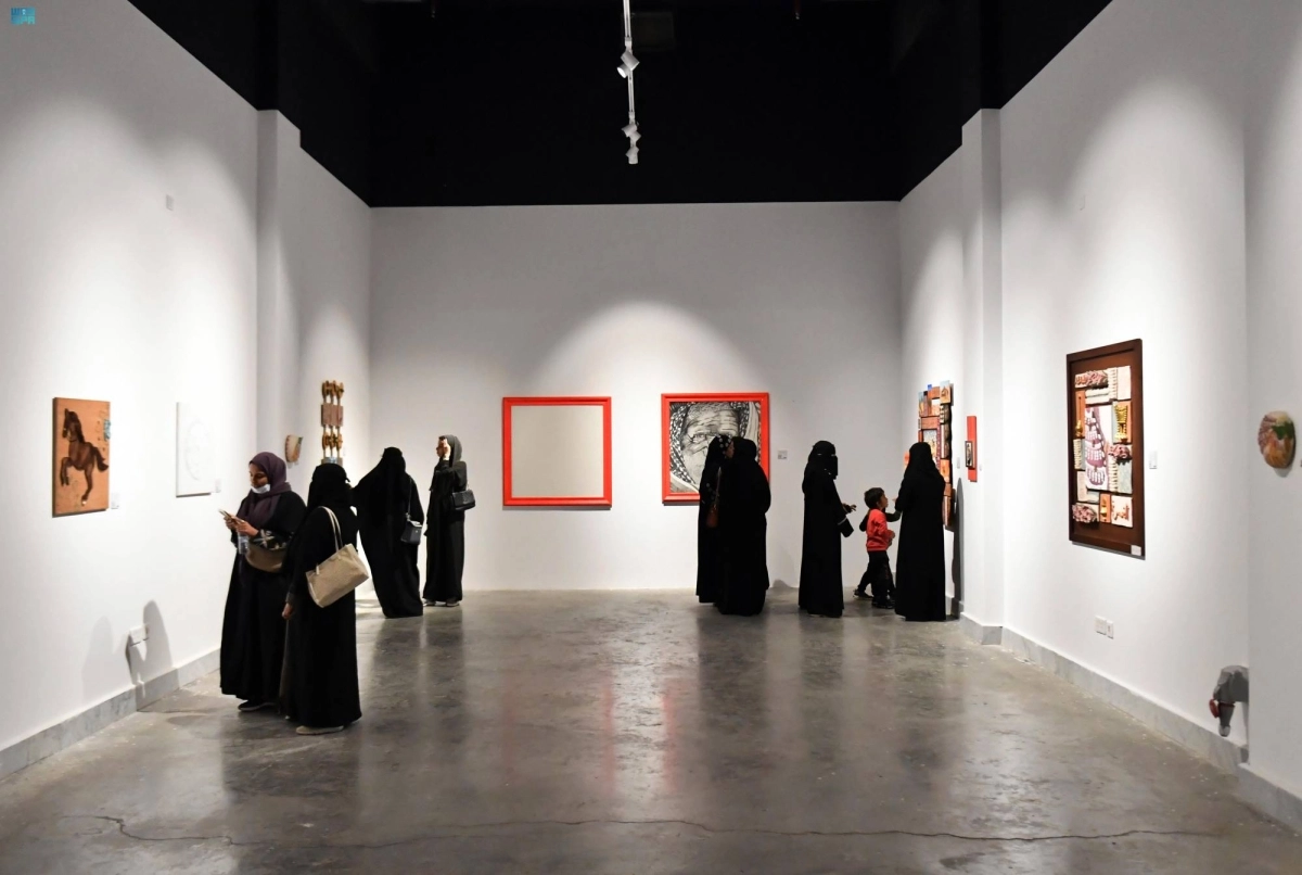 

زائرات يتجولن في المعرض           (مكة)