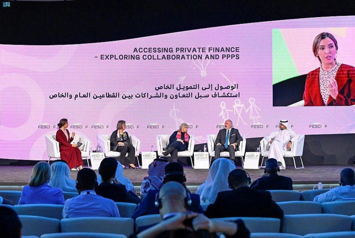 

من جلسة سبل الشراكة بين القطاعين العام والخاص                           (واس)