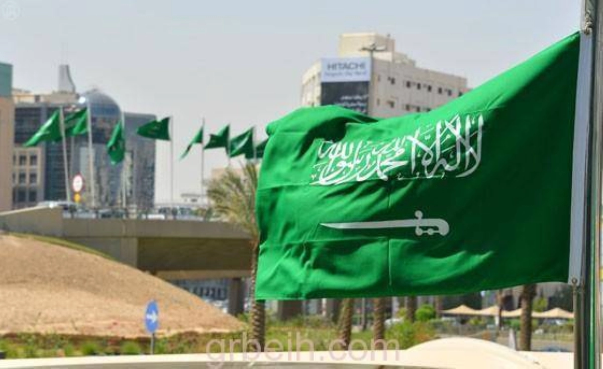 

علم المملكة يرفرف شامخا                             (مكة)