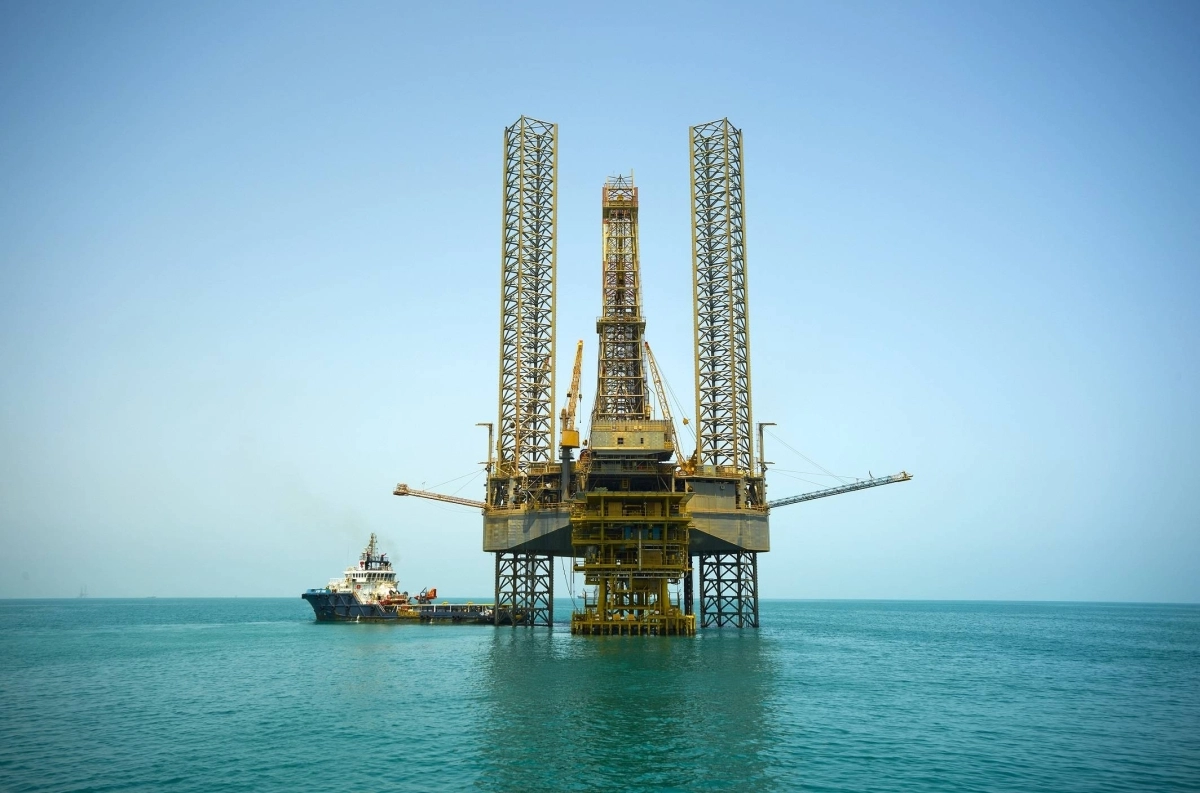 

جهاز حفر في إحدى منصات الحفر في منيفة