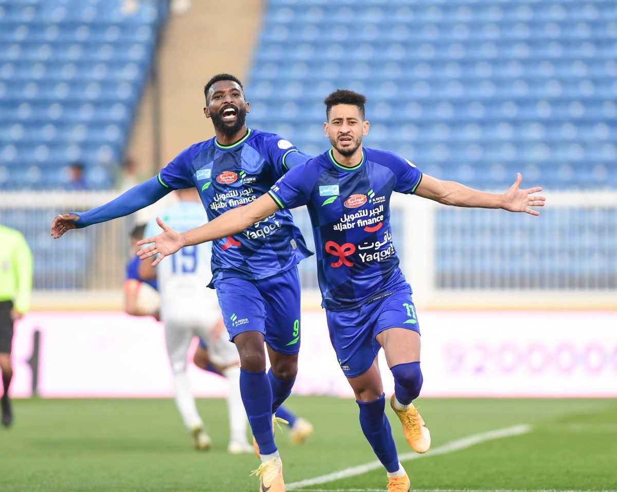 

مراد محتفلا بهدف التعادل