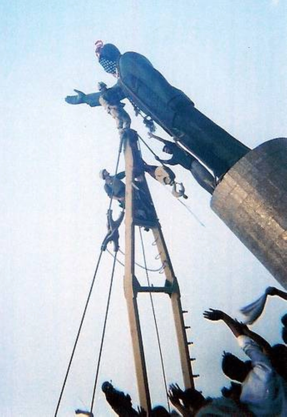 اسقاط تمثال صدام حسين