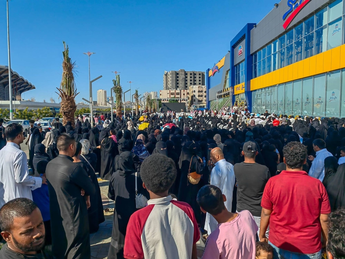 مشهد محزن أمام أحد متاجر العاصمة المقدسة، يشكل ملامحه هذا الزحام الرهيب تحت أشعة الشمس للتهافت على العروض، أو كما يسمى الآن بـ«فوضى العروض»، حيث الحضور المبكر منذ الصباح، والجلوس على الأرصفة في انتظار الافتتاح، للحصول على حفنة من «المقاضي»، في منظر أقل ما يقال عنه إنه مؤسف. (أنس الحارثي)