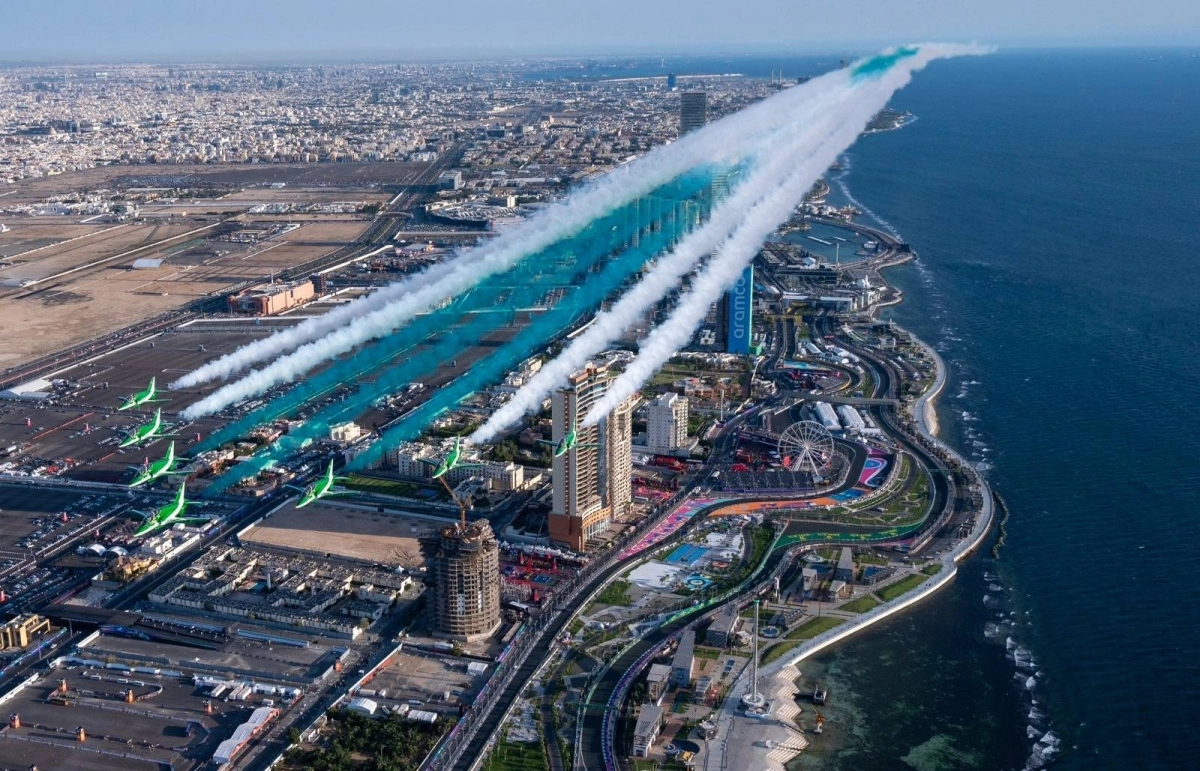 

صقور السعودية تستعرض في أجواء حلبة جدة