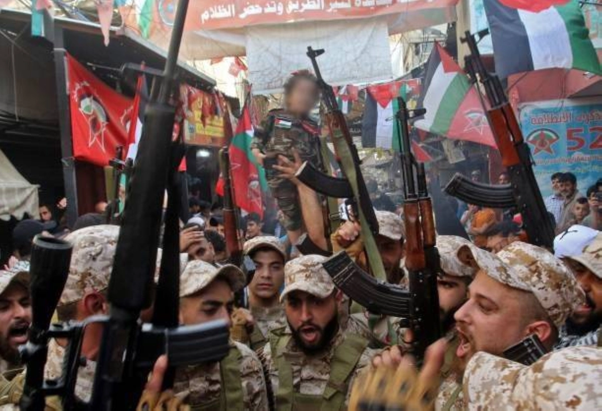 

أسلحة منتشرة بقوة داخل المخيم