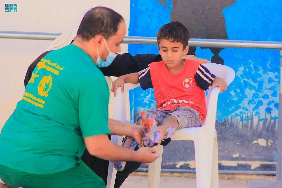 طفل تعرض لإصابة لغم يعالج بالمركز