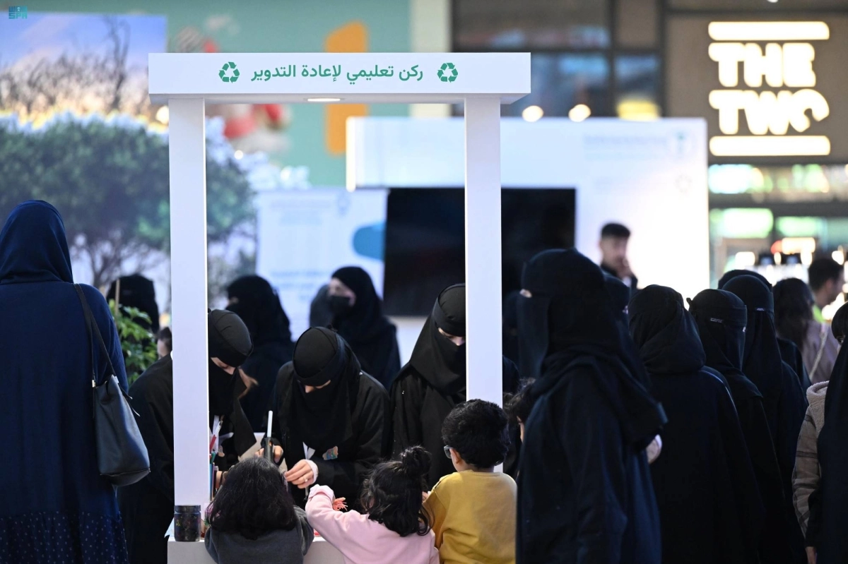 

عدد من زوار المعرض                                                               (مكة)