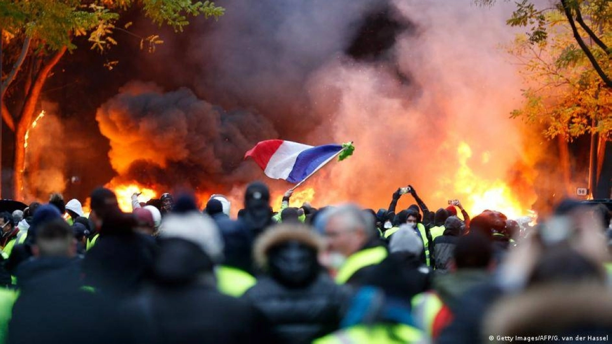 

مظاهرات في شوارع باريس ضد الرئيس     (مكة)