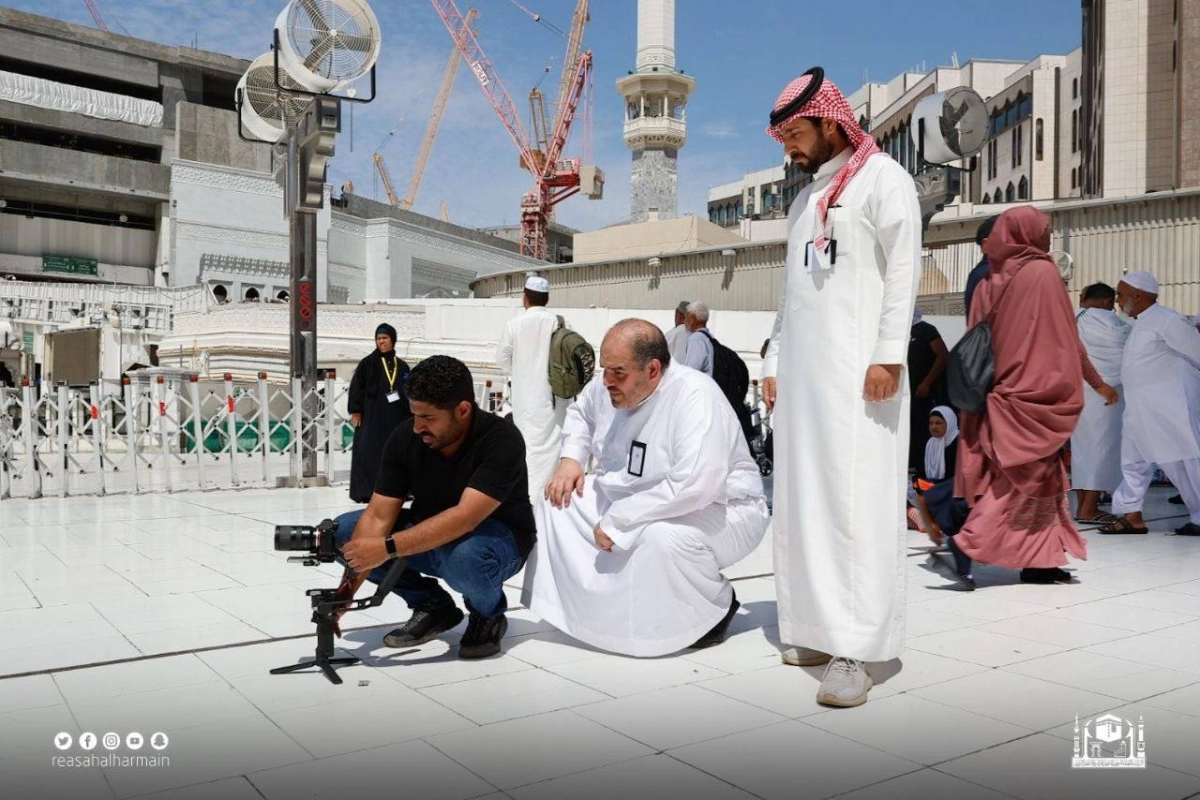 

تصوير حلقات تلفزيونية من الحرمين   (مكة)