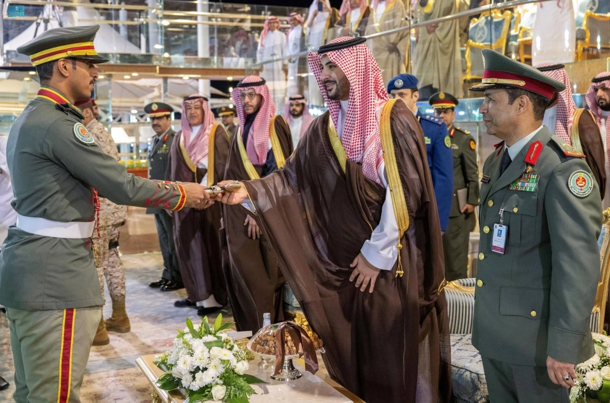 خالد بن سلمان مصافحا أحد الخريجين (مكة)