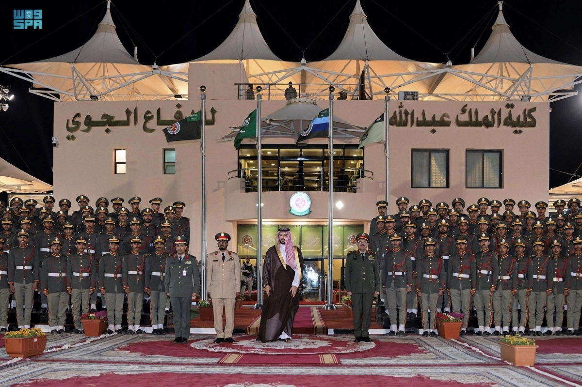 خالد بن سلمان متوسطا الخريجين                           (مكة)