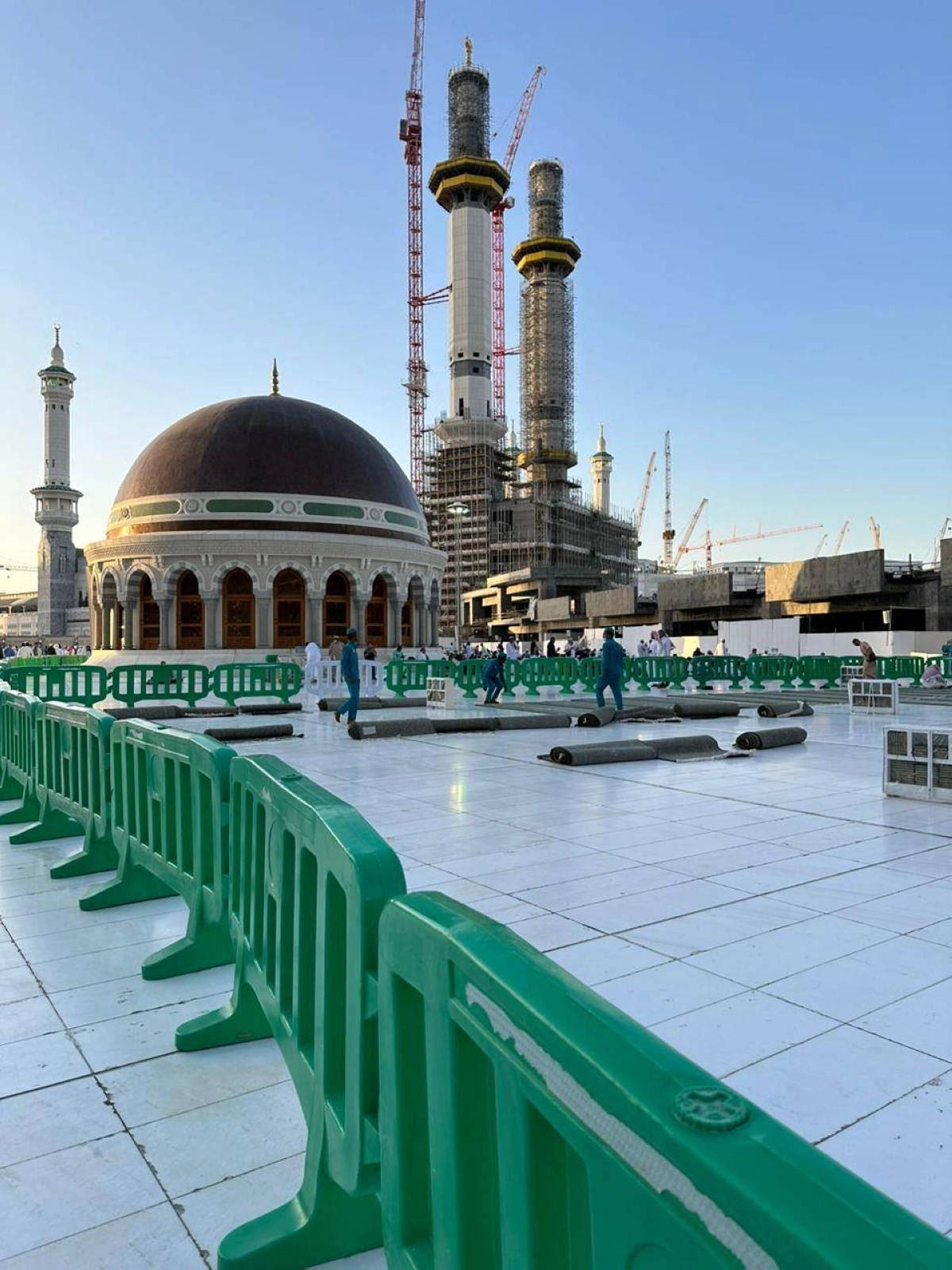 من التجهيزات في المسجد الحرام استعدادا لرمضان (أنس الحارثي)