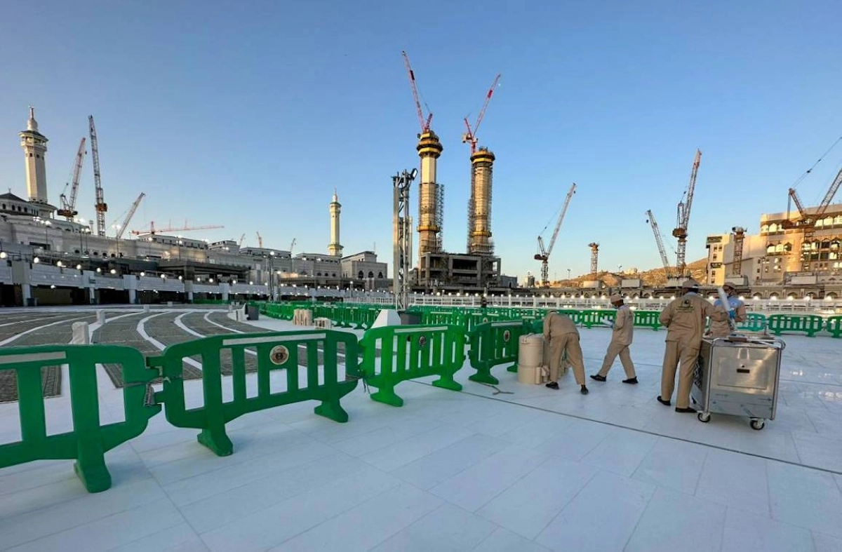 من التجهيزات في المسجد الحرام استعدادا لرمضان (أنس الحارثي)