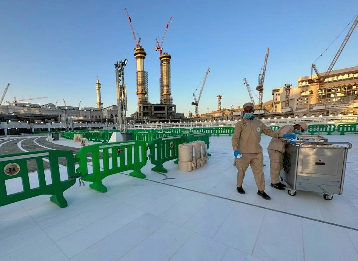 من التجهيزات في المسجد الحرام استعدادا لرمضان (أنس الحارثي) 