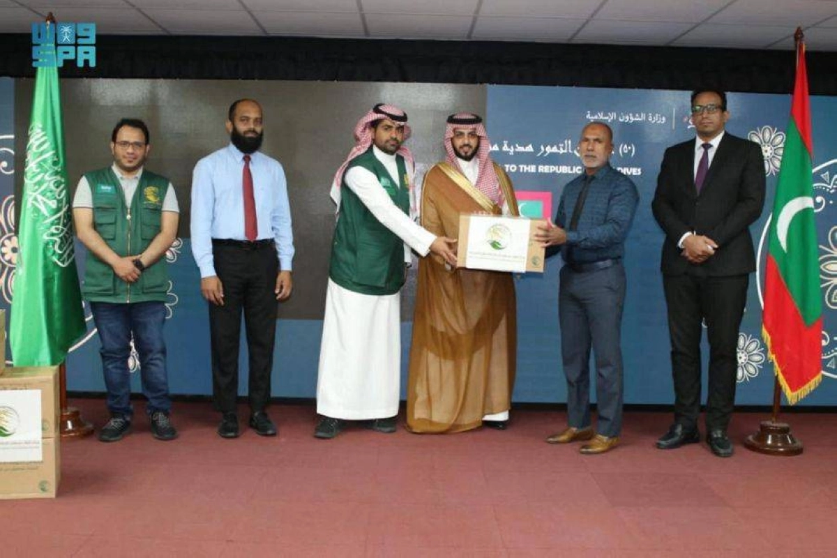 

تسليم هدية التمور للمالديف