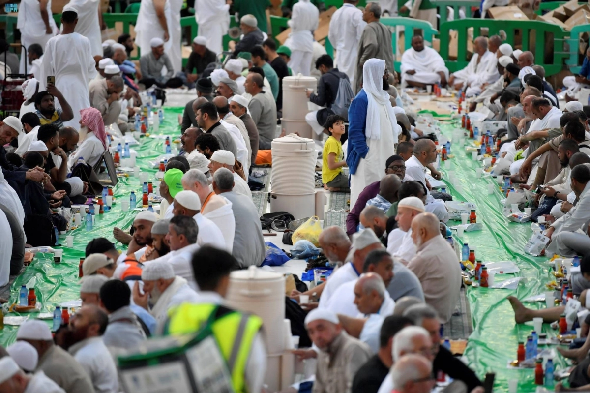 

صائمون يستعدون للإفطار بالمسجد الحرام                                           (مكة)