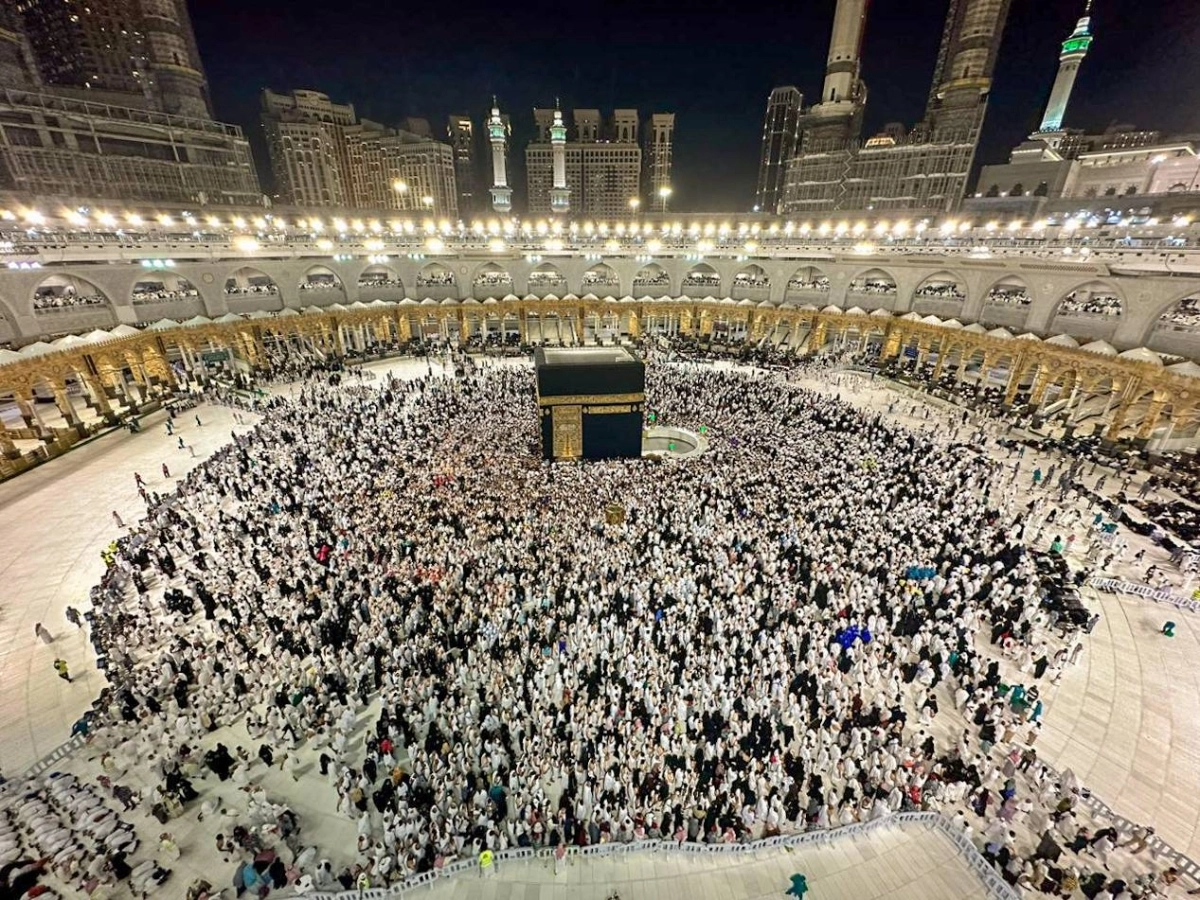 سلسلة من الخدمات النوعية تقدمها الرئاسة العامة لقاصدي بيت الله الحرام، تشمل التوعية الرقمية والخدمات التطوعية، إلى جانب المواقع المخصصة لذوي الإعاقة، وأساور معصم اليد للزائر الصغير، والإرشاد المكاني باللغات وخدمات الروبوت، والتي أدت إلى تسهيل دخول وخروج المصلين والمعتمرين. (أنس الحارثي)