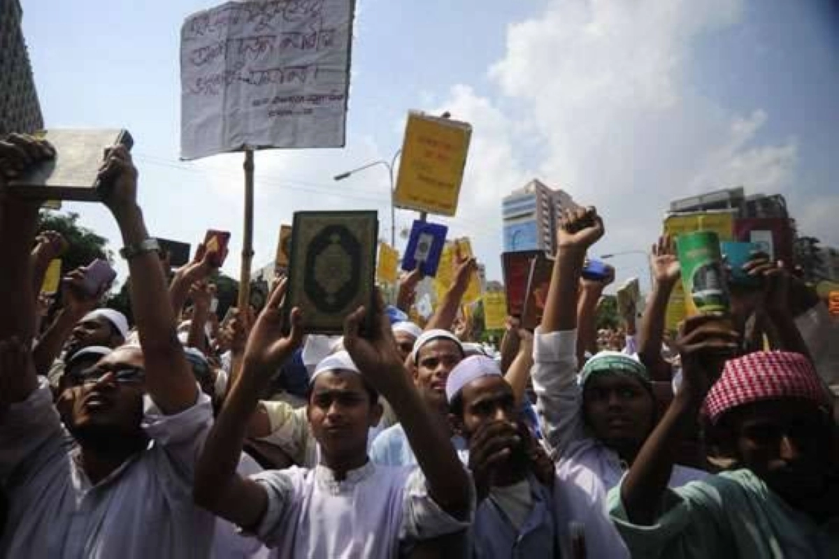 اندونيسيون يرفعون المصحف