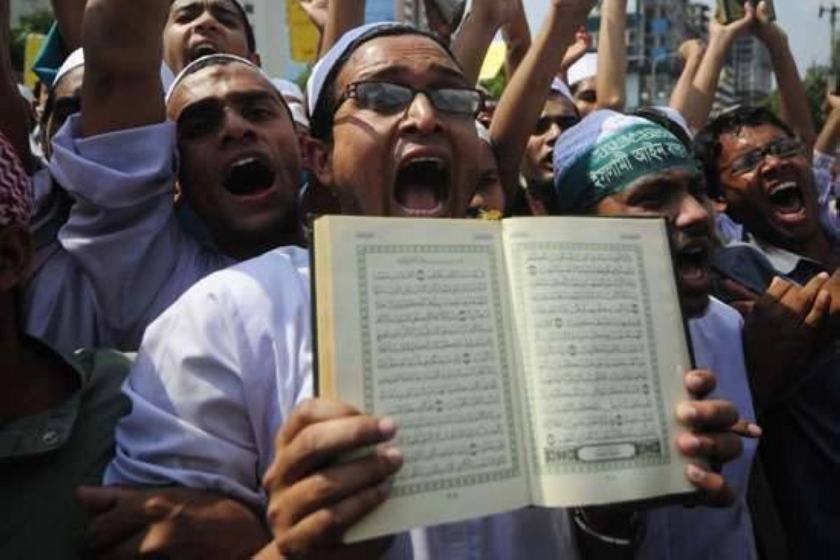 مسلم يرفع القرأن الكريم في مواجهة المتطرفين (مكة)