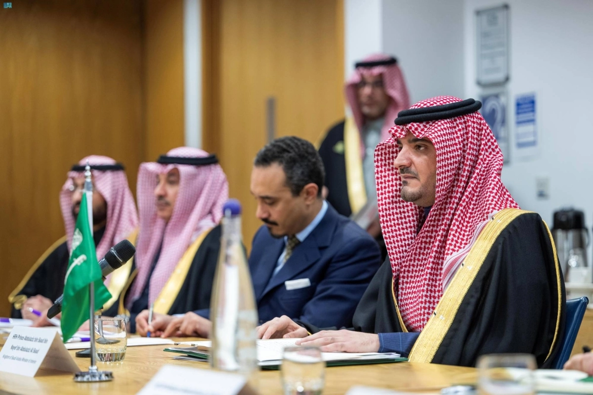 عبدالعزيز بن سعود خلال اجتماعه مع سويلا برافرمان (واس)