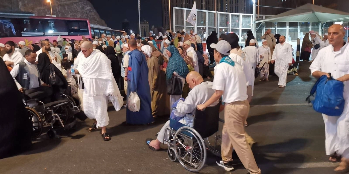 

كشاف يدفع عربة مسن في الحرم                                                       (مكة)