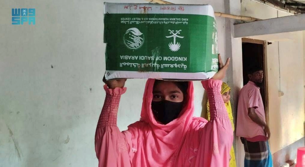 شابة من بنجلاديش تحمل السلة السعودية