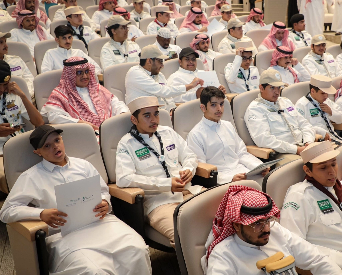 عدد من الطلاب الحاصلين على عقود