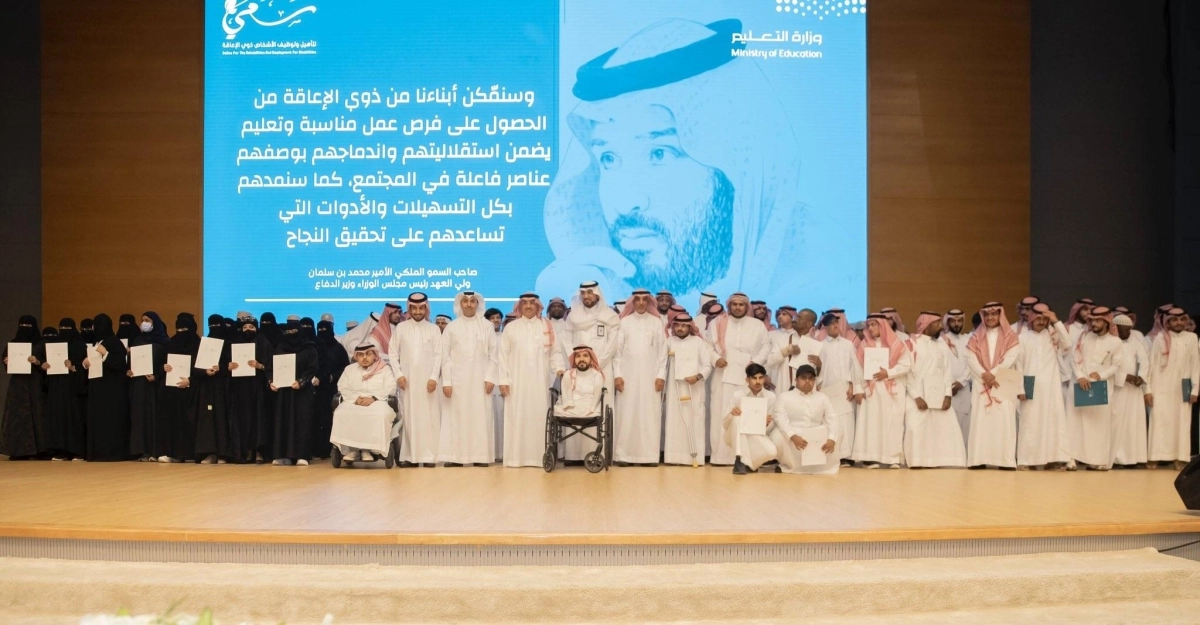 

وزير التعليم والطلاب الحاصلون على عقود التوظيف