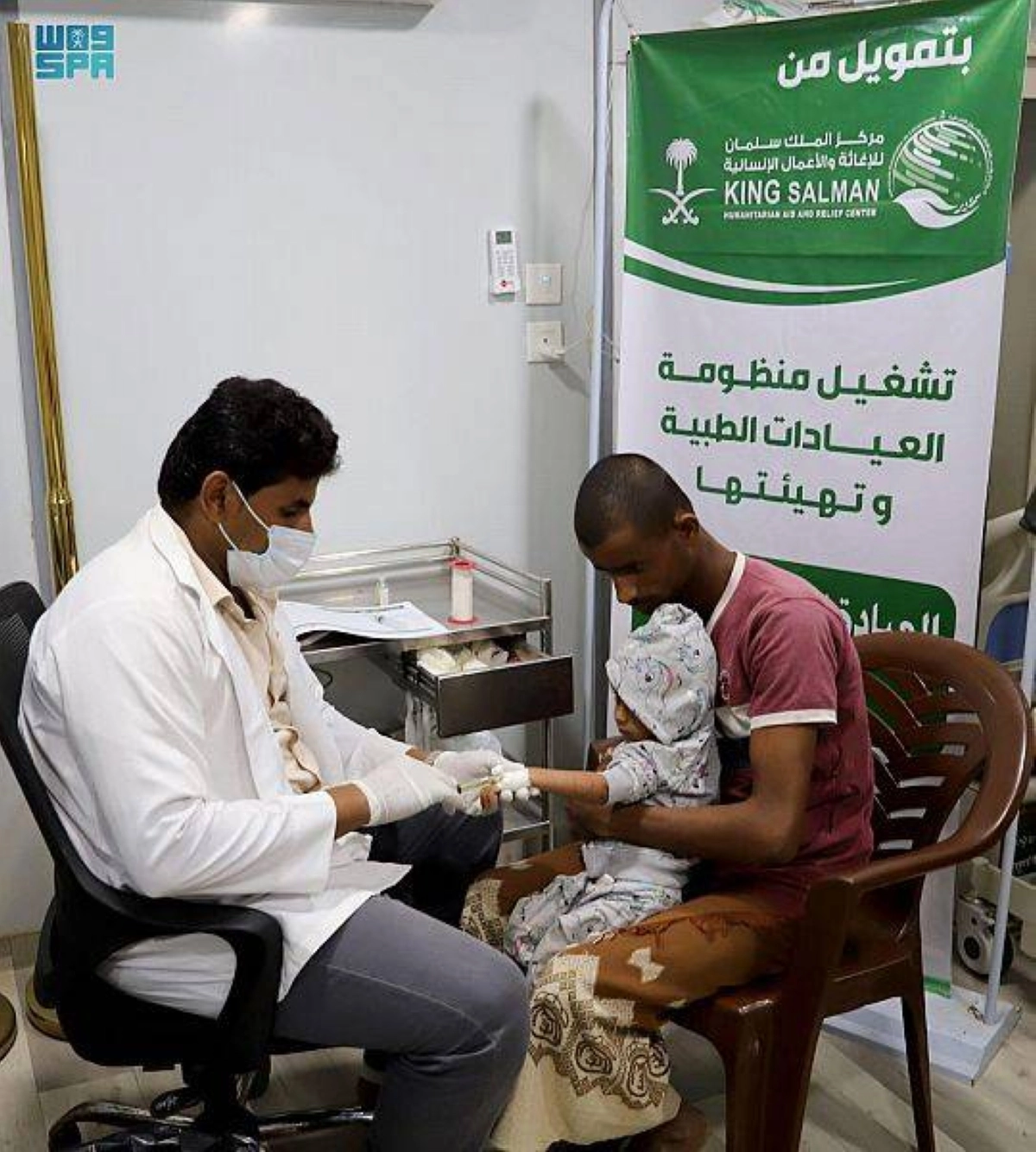 طفل يمني يتلقى العلاج