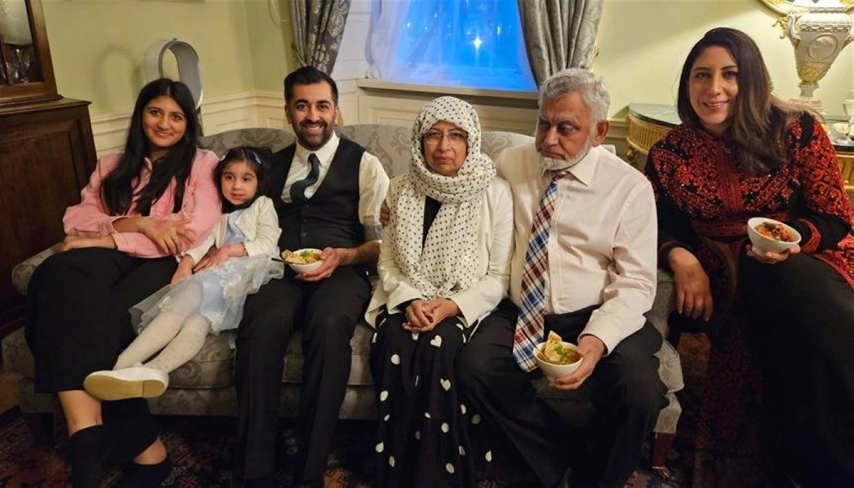 حمزة يوسف مع أسرته بعد إفطار رمضاني (مكة)