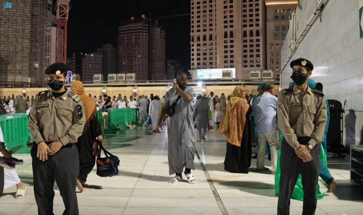 

رجال أمن لحماية المداخل الرئيسة         (مكة)