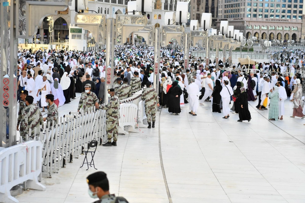 

مراوح الرذاذ تلطف الأجواء في ساحات المسجد الحرام                                 (مكة)