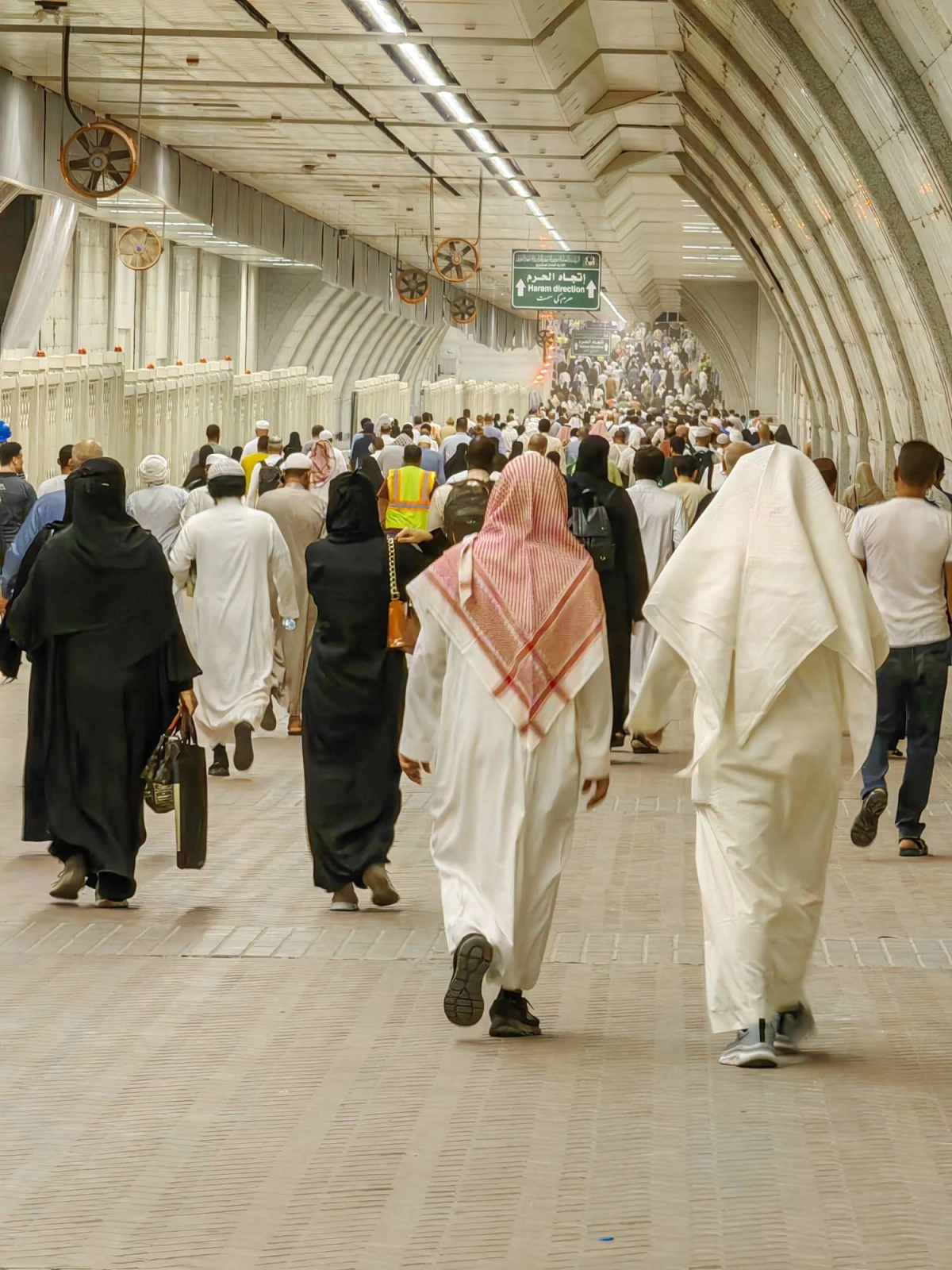 

معتمرون وزوار في طريقهم إلى الحرم المكي عبر النفق                        ( أنس الحارثي)
