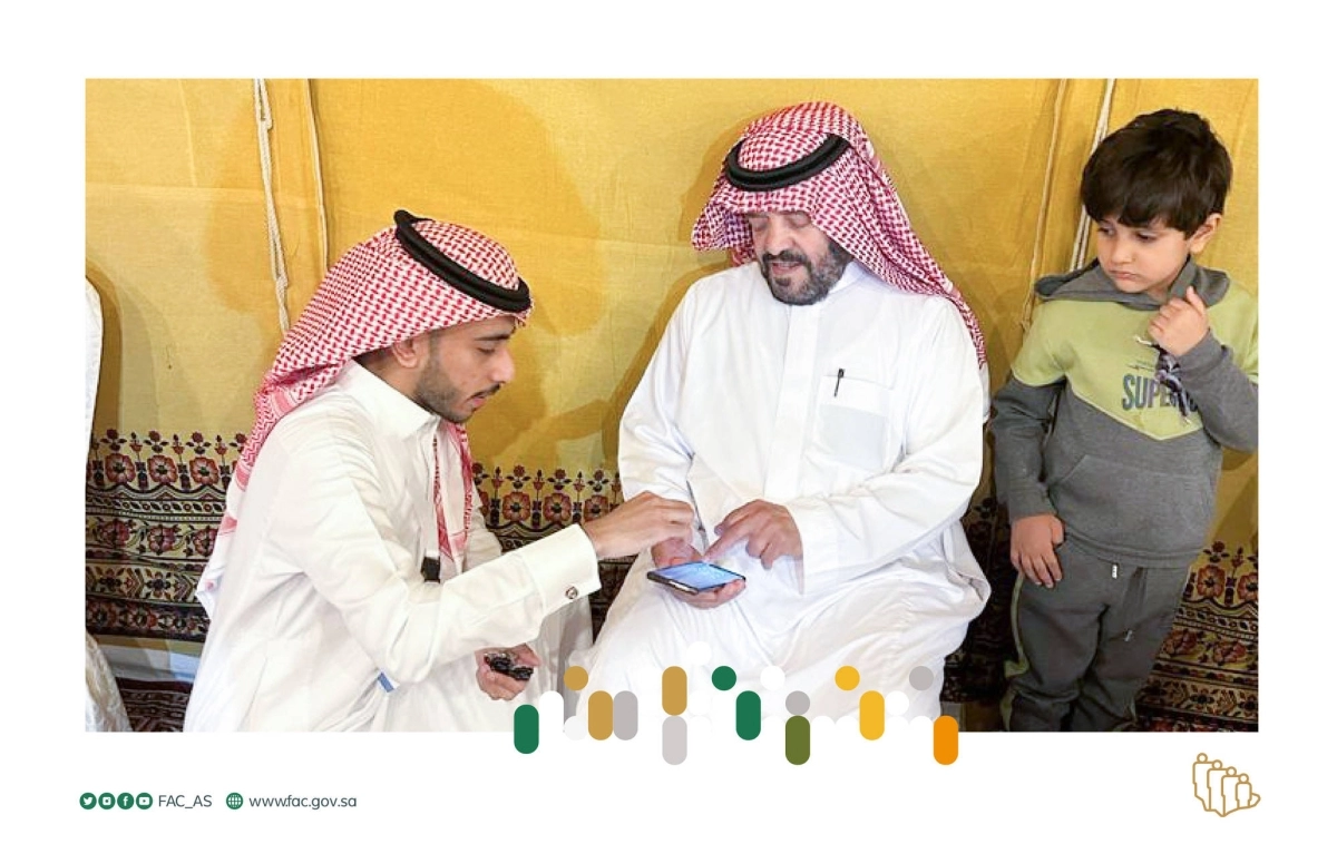 أحد كبار السن يتدرب على استخدام التطبيقات (مكة)