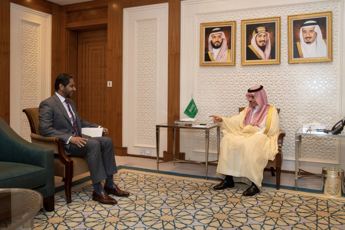 

فيصل بن فرحان لدى استقباله ضياء الدين بامخرمة              (واس)