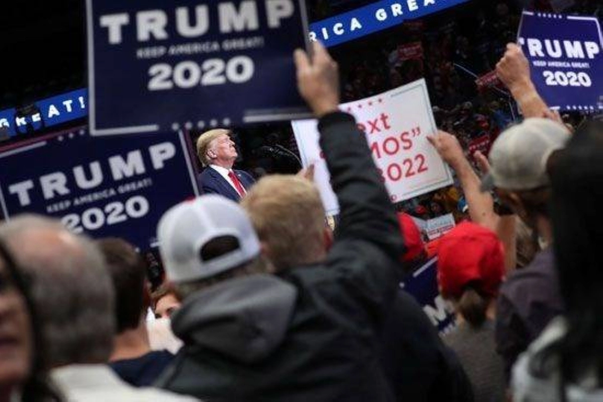 

أمريكيون يرفعون صور ترمب                                                    (مكة)