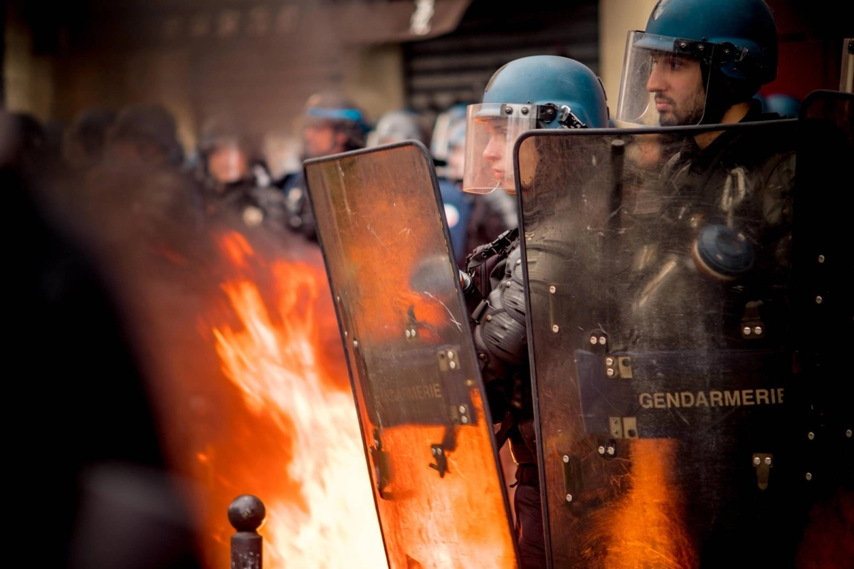 

الشرطة تواجه أعمال شغب في الشارع الفرنسي                            (د ب أ)