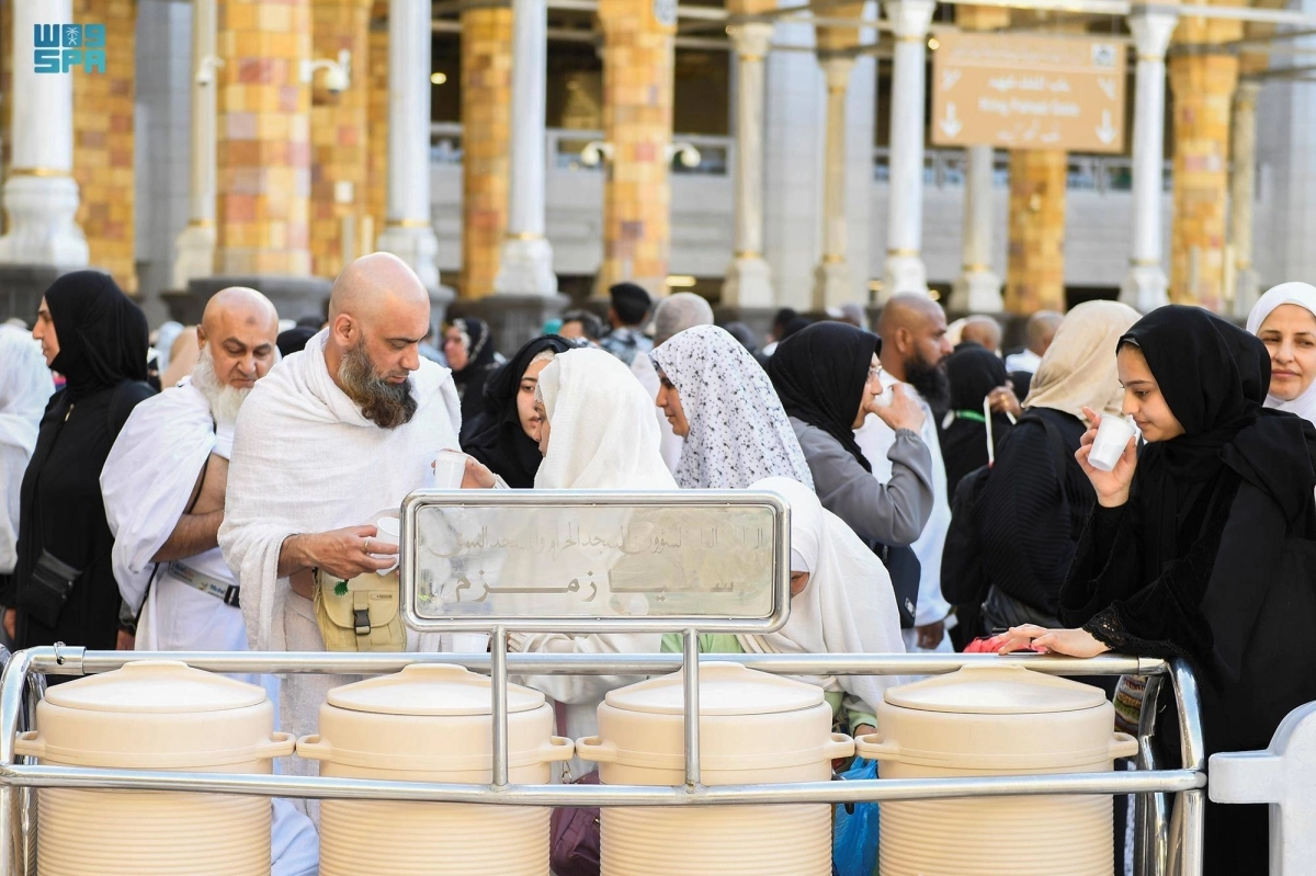 

حافظات ماء زمزم في المسجد الحرام وساحاته                           (مكة)