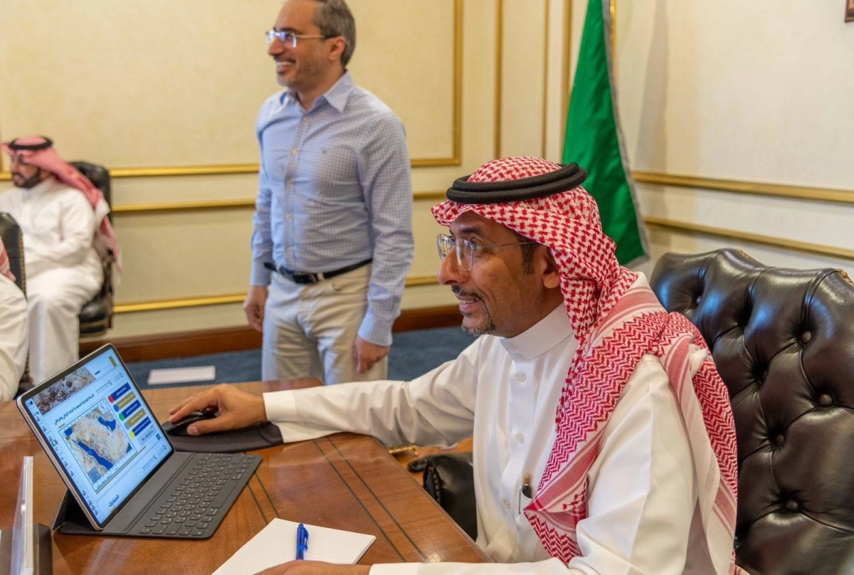 

الخريف خلال تدشين المنصة