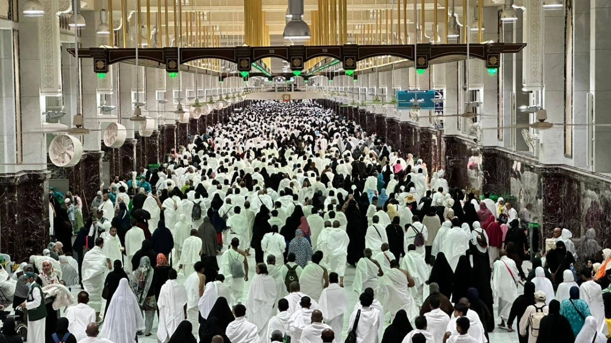 بانسيابية وسلاسة يؤدي المعتمرون من جميع الجنسيات رحلة السعي بين الصفا والمروة التي لم تعد مرهقة، نظرا لتطوير الخدمات التي يجدها الساعون، ما بين المكيفات والمراوح وتوفير ماء زمزم بكل الأركان. (أنس الحارثي)