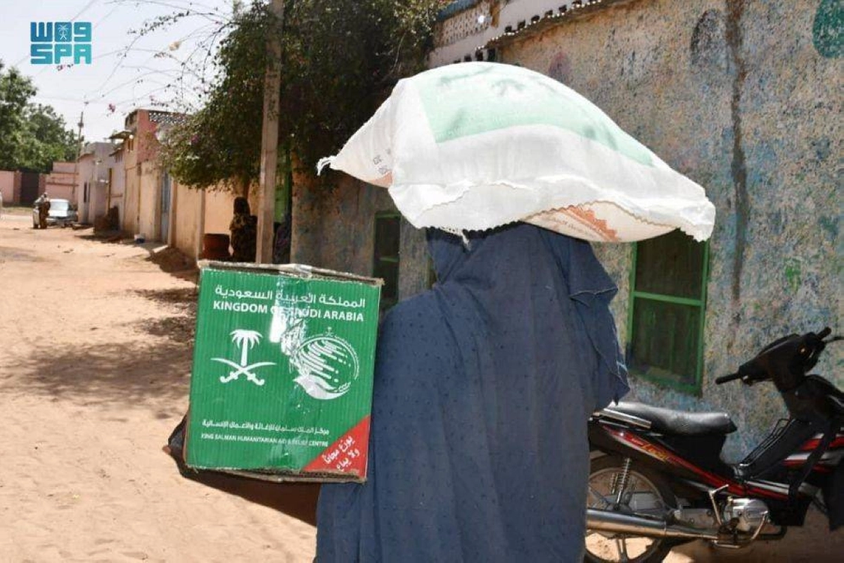 سيدة تحمل السلة على رأسها