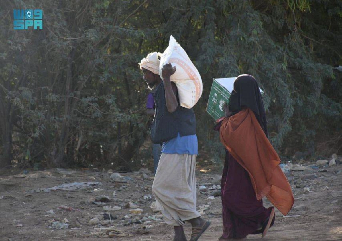 

عائلة سودانية تعود بسلتها الغذائية