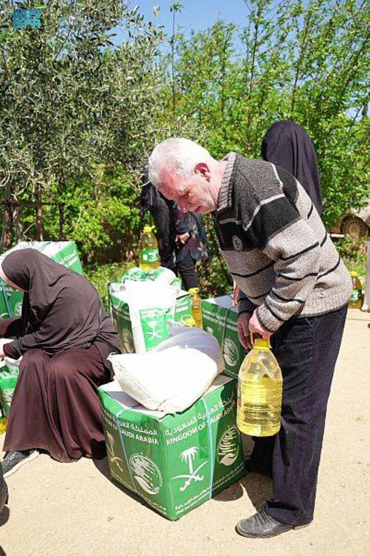 

لبناني يتسلم حصته من السلال    (واس)