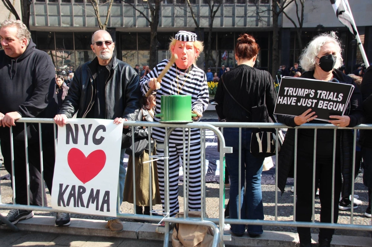 

شعارات تساند الرئيس السابق                      (د ب أ)