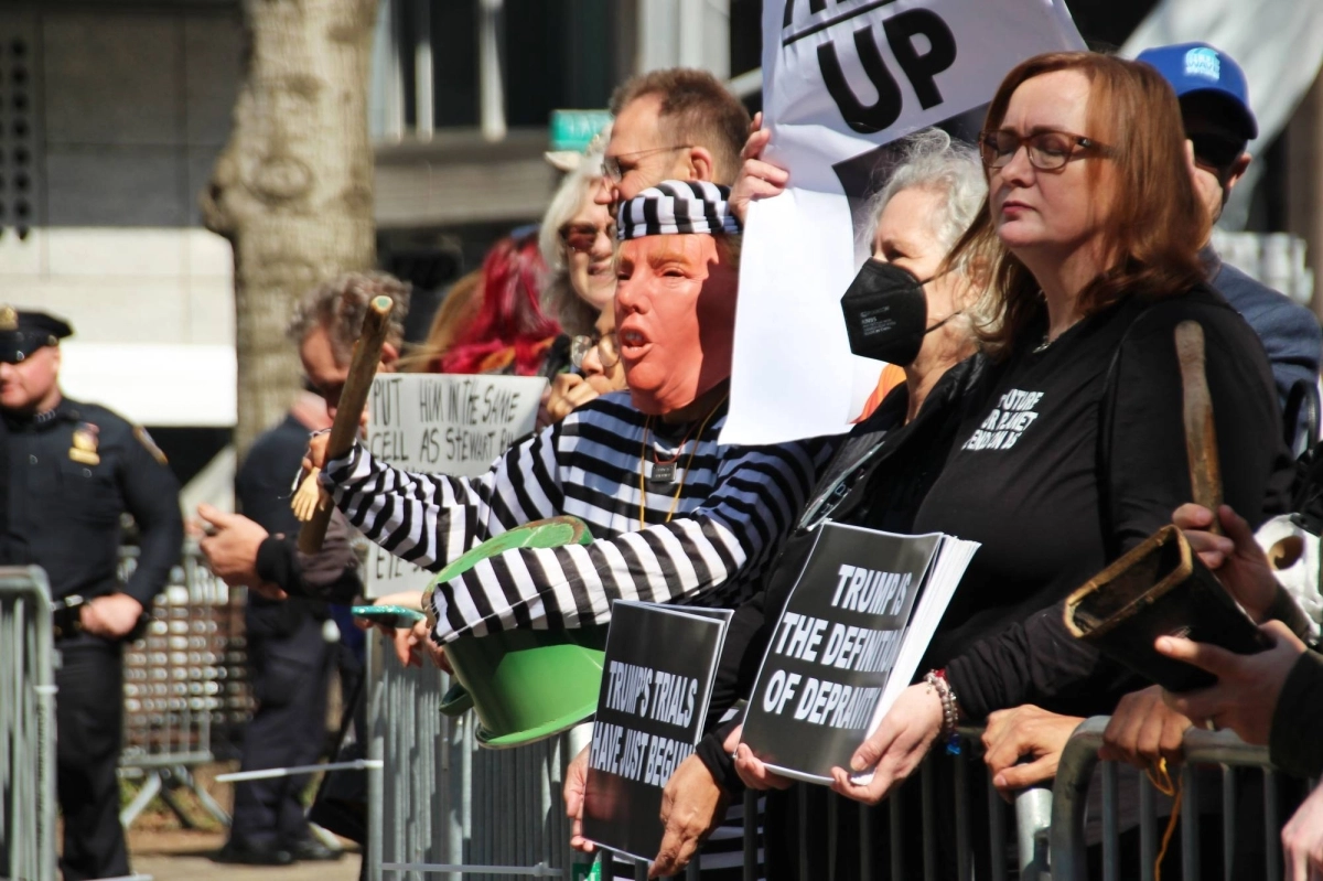 

أنصار ترمب أمام المحكمة