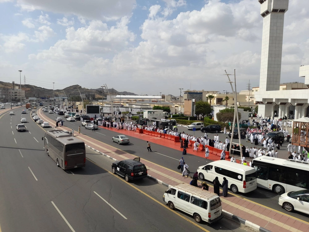 اختلاط السيارات الصغيرة والخاصة والباصات سبب الأزمة (مكة)